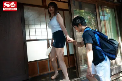 Anh chàng dâm đãng của quý khi nhìn trộm em họ vụng trộm với chồng