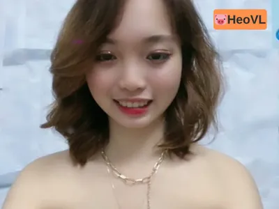 Học sinh nữ cấp 3 quay cận cảnh cái bướm to hồng hào