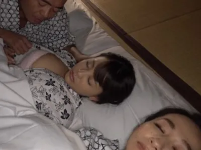 Bố dượng gạ tình búp bê riêng của vợ