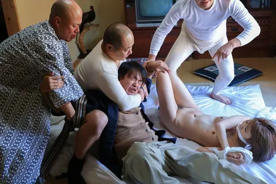 ông xã nhìn vợ bị những tên tù vượt ngục cưỡng hiếp