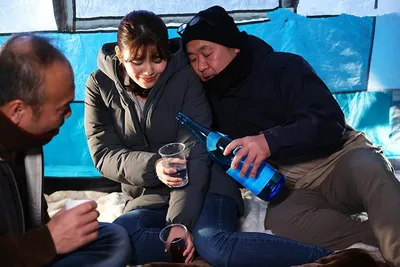 Chồng yêu ngu ngục để bà xã đi cắm trại với hàng xóm