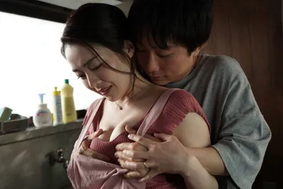 Cậu con trai ở nhà chịch mẹ kế trong khi bố đã đi công việc xa