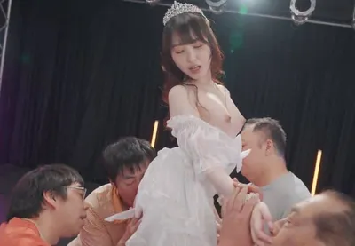 Nữ ca sĩ trẻ vừa giỏi hát còn vừa giỏi nện với fan hâm mộ