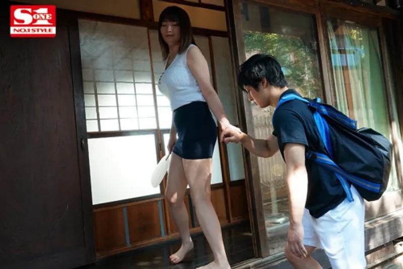 Anh chàng dâm đãng của quý khi nhìn trộm em họ vụng trộm với chồng