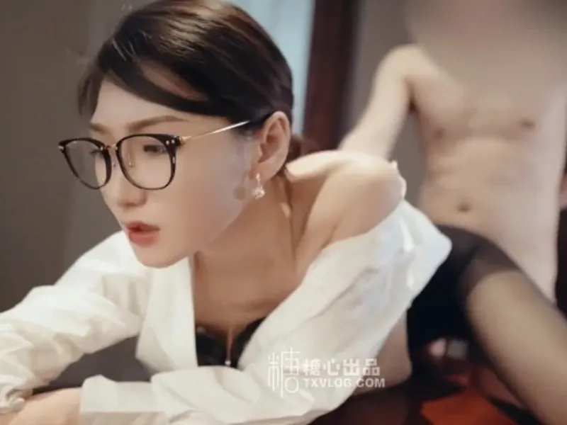 Vào phòng riêng được tiền bối nữ nứng lồn liếm cu cho