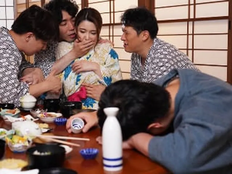 đưa vợ yêu đi suối nước nóng, người chồng không biết vợ yêu bị người khác quan hệ sấp mặt