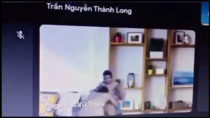 Học online quên không tắt camera lộ cảnh bồ đang liếm mút