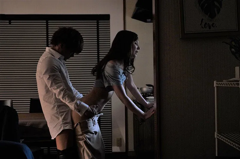 Tiền bối đi công chuyện, cậu nhân viên đến nhà làm tình vợ yêu ông ấy