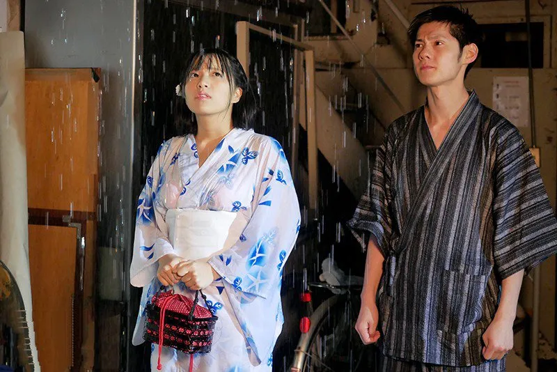 đi xem pháo hoa kẹt lại khách sạn với cô bạn học vì một cơn mưa