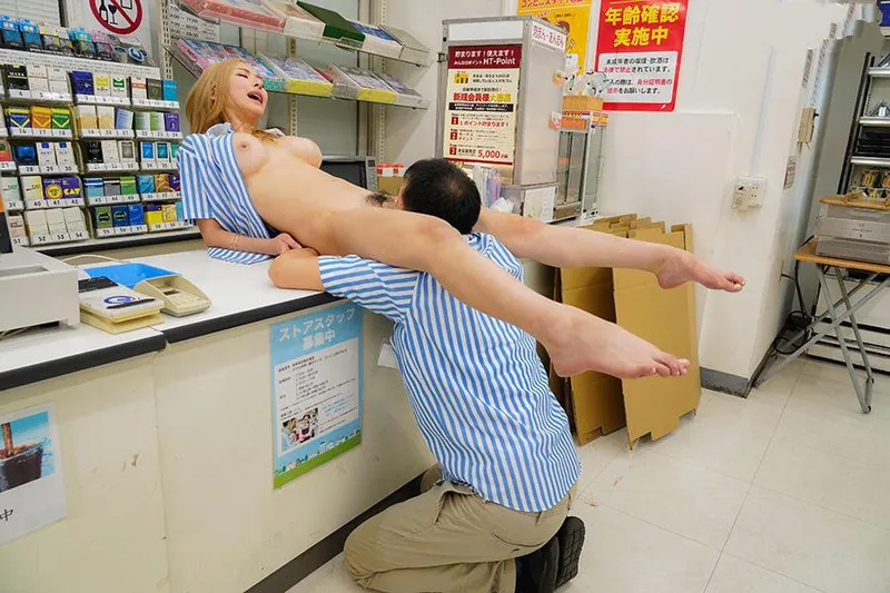 Anh quản lý tống tình bé gái ngổ ngáo của chủ cửa hàng tiện lợi