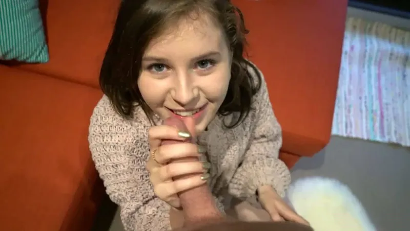 Bắn tinh ngập chiếc bím hồng của người tình dễ thương