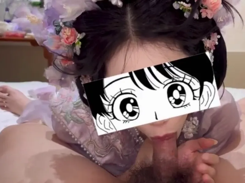 Gái xinh trong bộ đồ con nhỏ mút thằng nhỏ cực đã